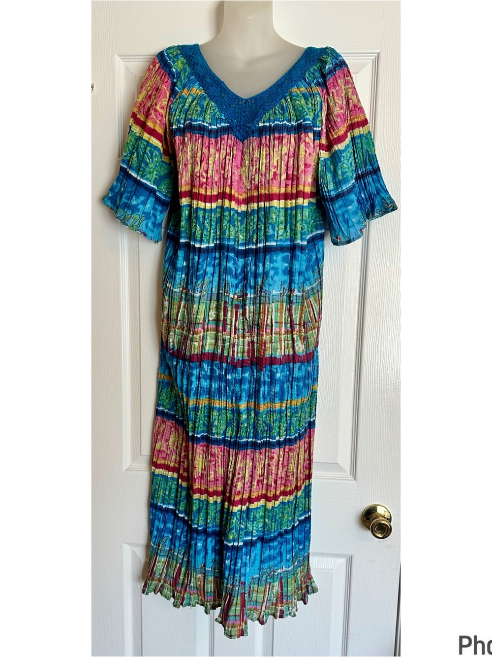 Vintage Multicolor V-Neck House Dress with Short Sleeves & Crochet Neckline